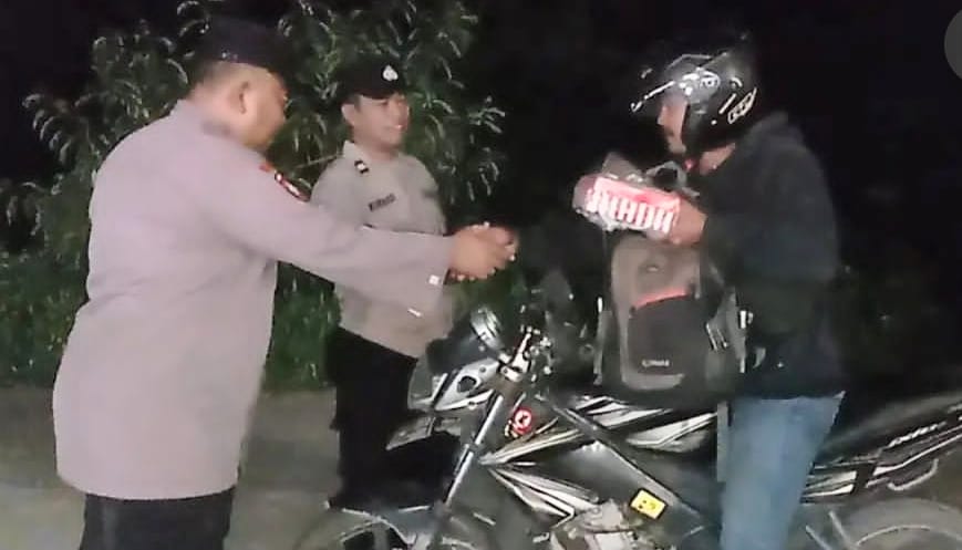 Dikira Razia, Ternyata Polsek Kumai Bagi-bagi Makan Sahur