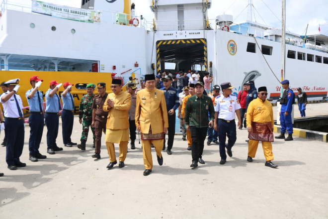 Pj Bupati Kobar Lepas Penumpang Arus Mudik Lebaran 1445 H di Pelabuhan Panglima Utar Kumai