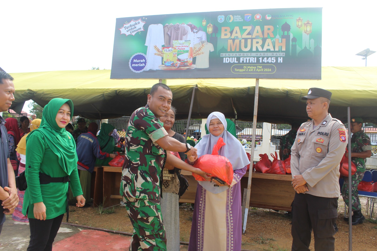 Bantu Masyarakat Jelang Idul Fitri 1445 H, Kodim 1017/Lamandau Gelar Bazar Murah