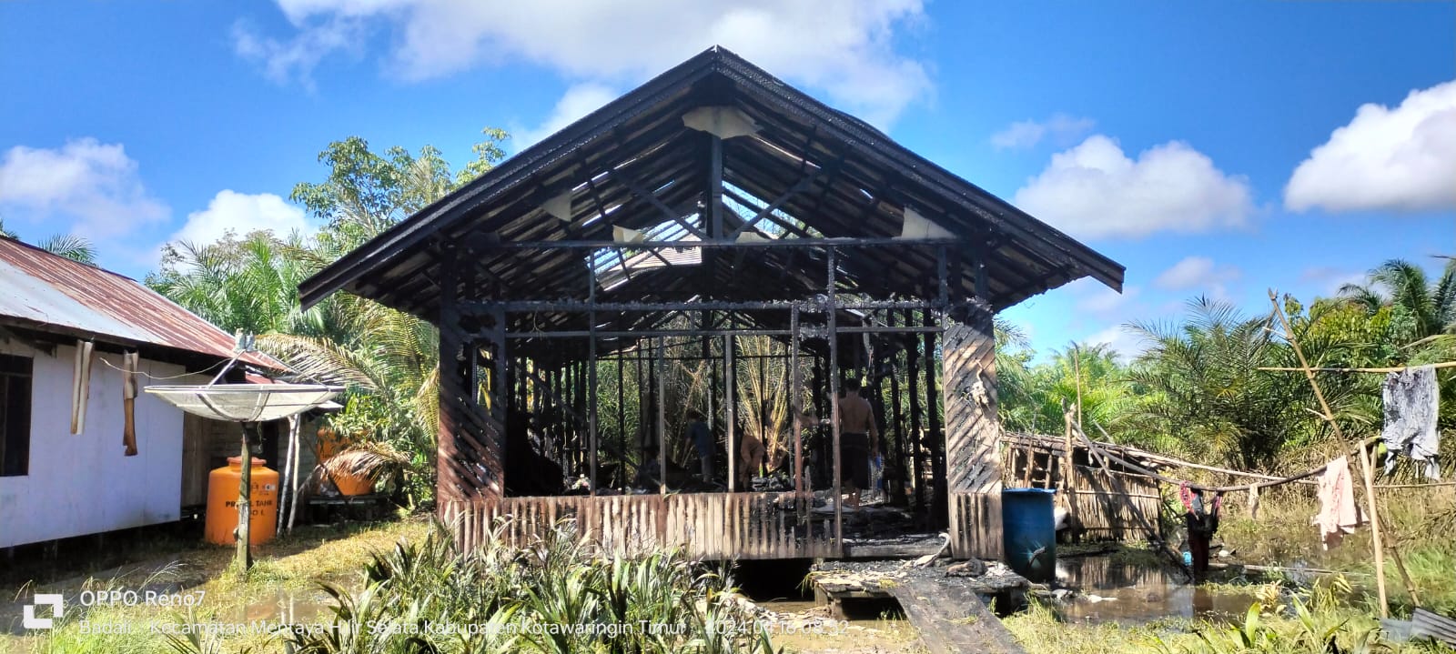 Sebuah Rumah Ditinggal Pemiliknya Hangus Terbakar di Tengah Kepungan Banjir
