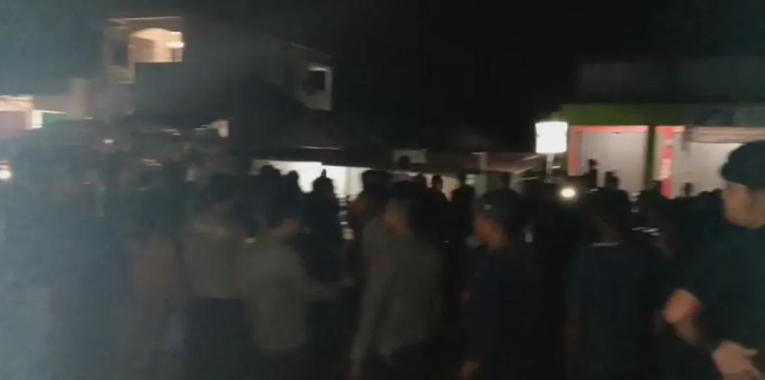 Warga Desa Sebabi Geruduk Polsek Telawang Buntut Penangkapan Dugaan Pencurian Sawit