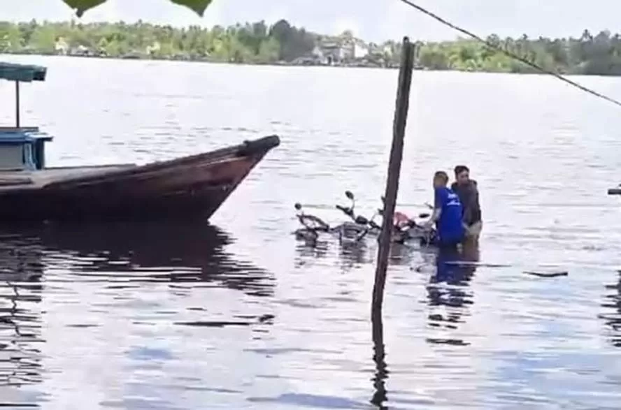 Taksi Katingan Kecelakaan di Sungai Mentaya hingga Kelotok Penyeberangan Karamkan Empat Sepeda Motor