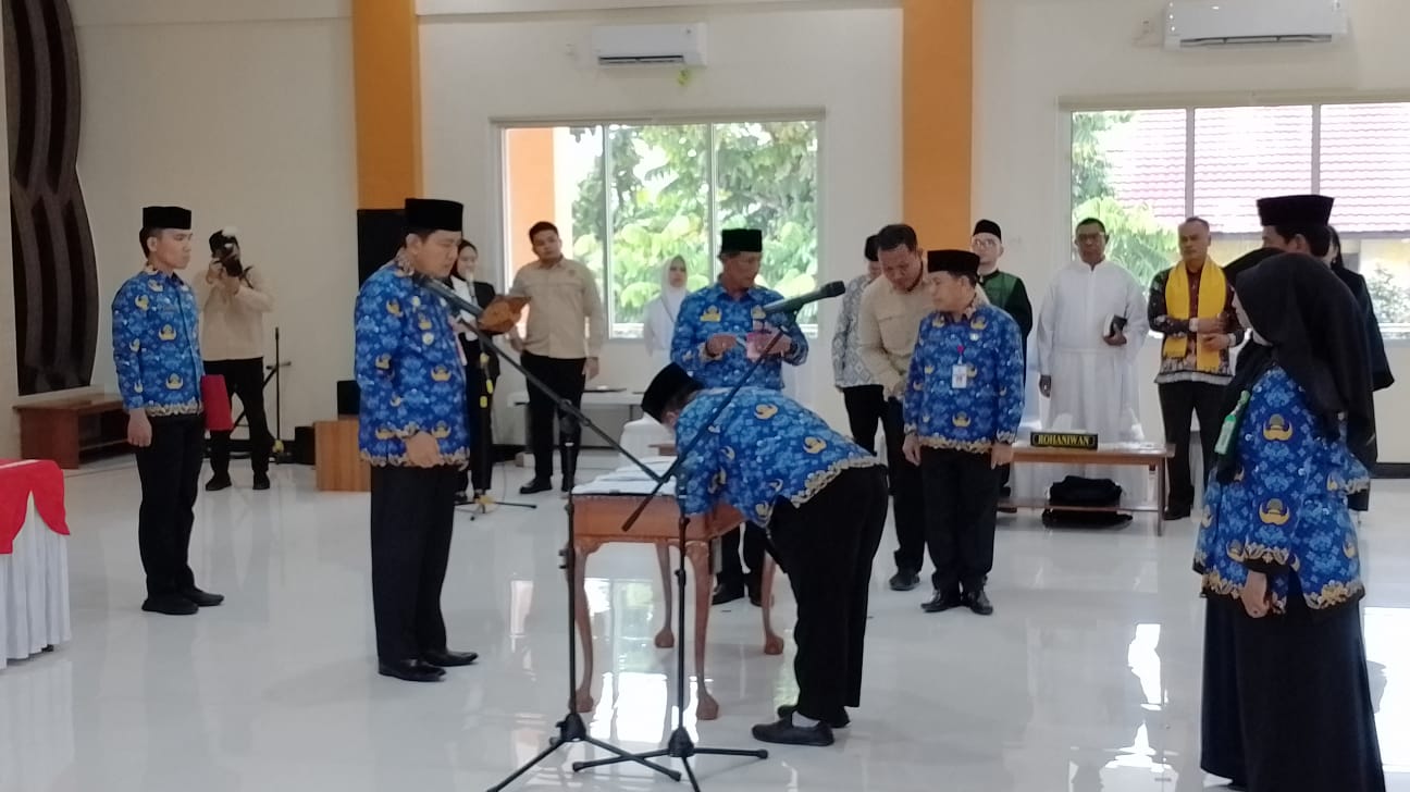 Pj Bupati Kotawaringin Barat Lantik Puluhan Kepala Sekolah