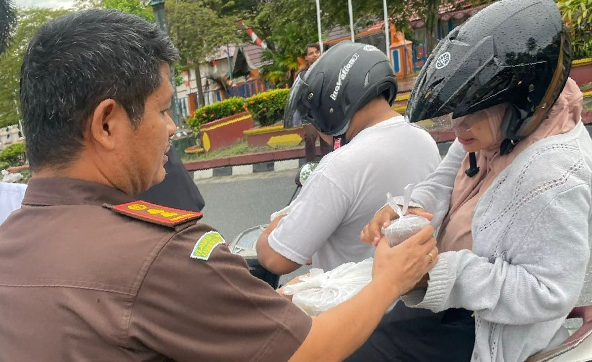 Takjil Dibagikan, Kajari Kobar Langsung Pimpin Turun ke Jalan Sapa Warga