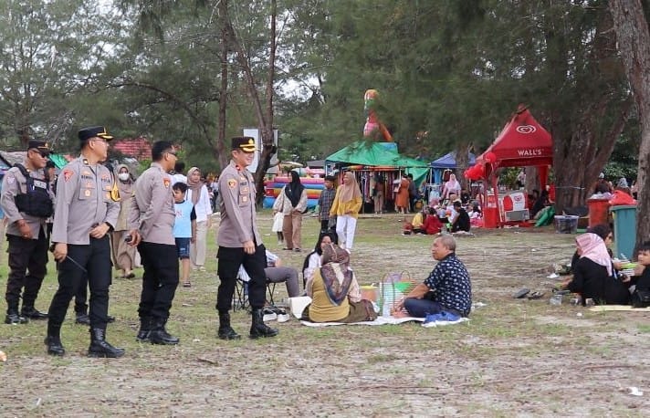 Dipadati Wisatawan, Kapolres Kobar Imbau Pengunjung Pantai Kubu Tetap Waspada
