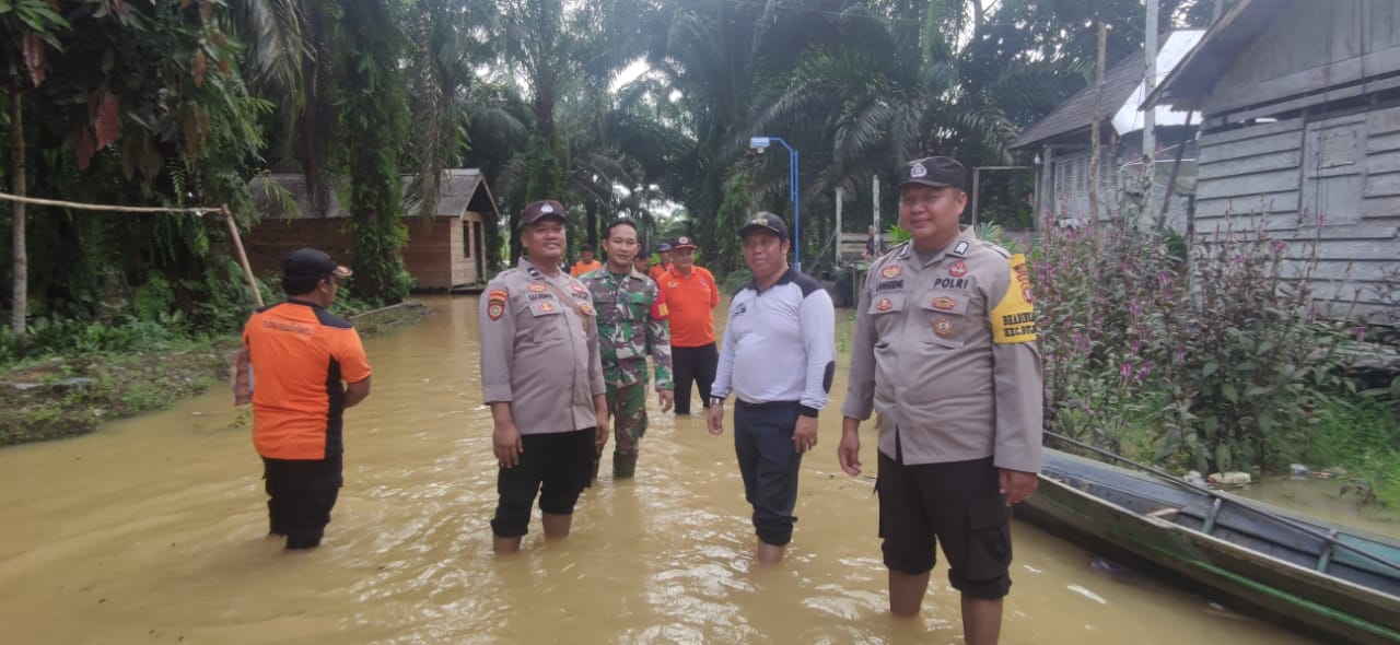 Babinsa Koramil 1017-01/Bulik Sigap Bantu Warga Terdampak Banjir di Kecamatan Bulik Timur