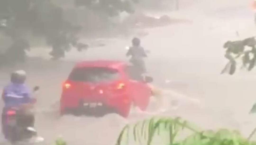 Jalan Raya Utama Pasir Panjang Tergenang, Kendaraan Roda Dua Mogok