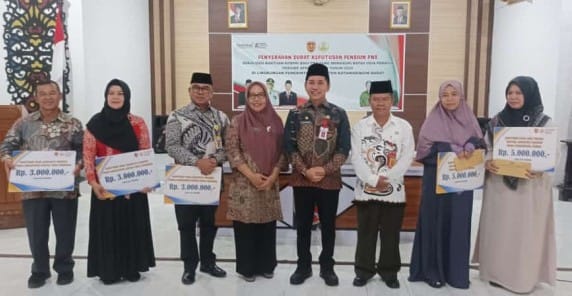 38 ASN Terima SK Pensiun dari Pemkab Kobar Periode April Hingga Juni