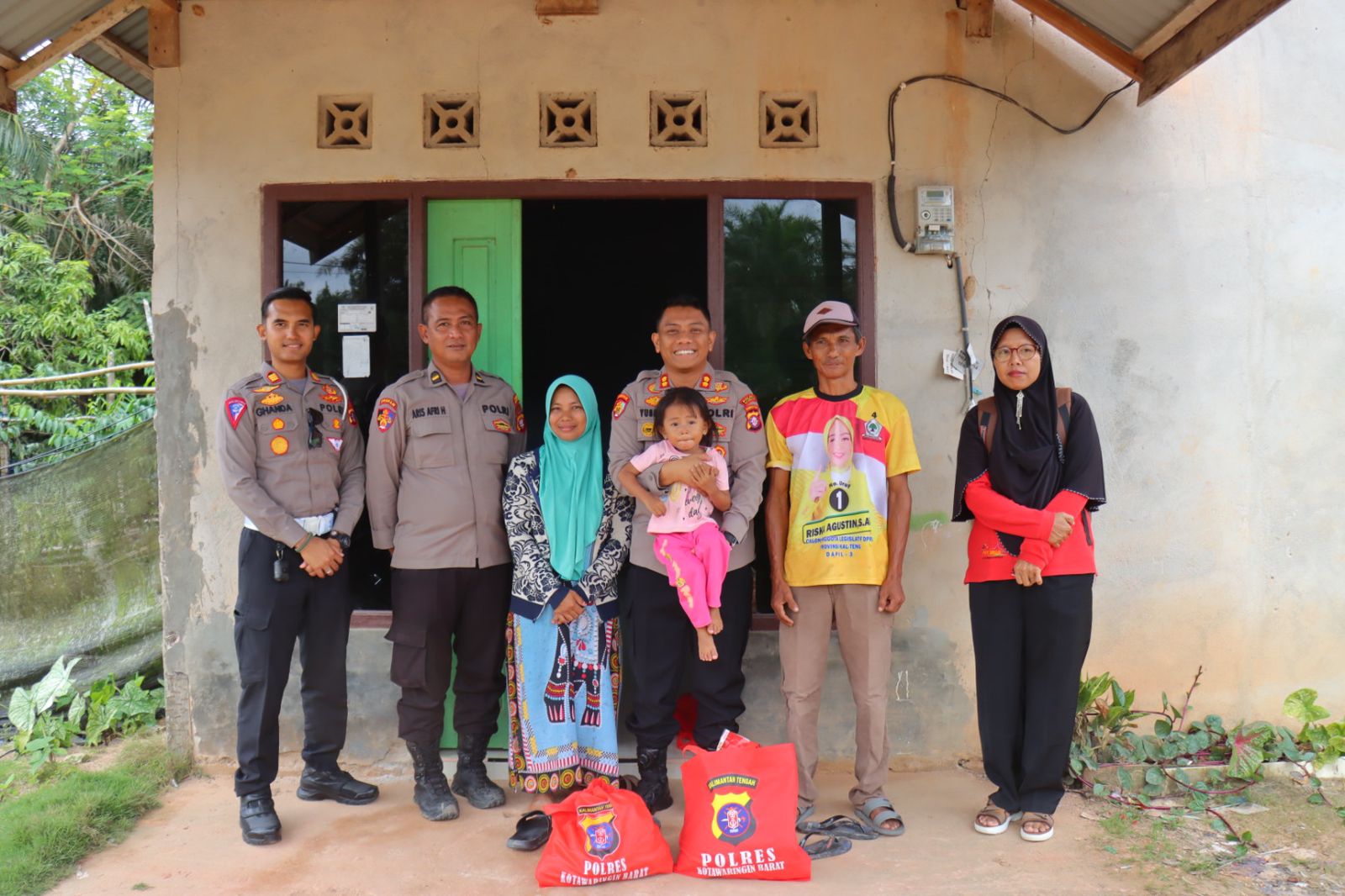 Semangat Kartini, Kapolres Kobar Bersama Polwan Door to Door Bagikan Sembako