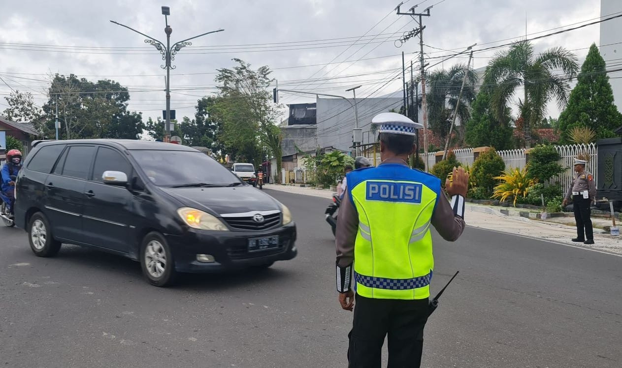 Satlantas Polres Kobar Berikan Layanan Pengaturan Lalu Lintas untuk Keselamatan Masyarakat
