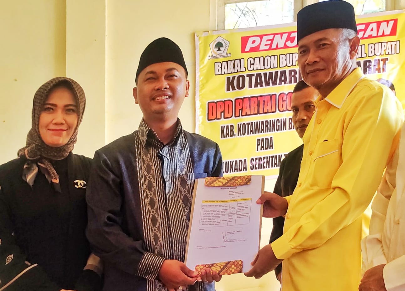 Muhammad Rakhman Ebol Serahkan Berkas Pendaftaran di Golkar Kobar