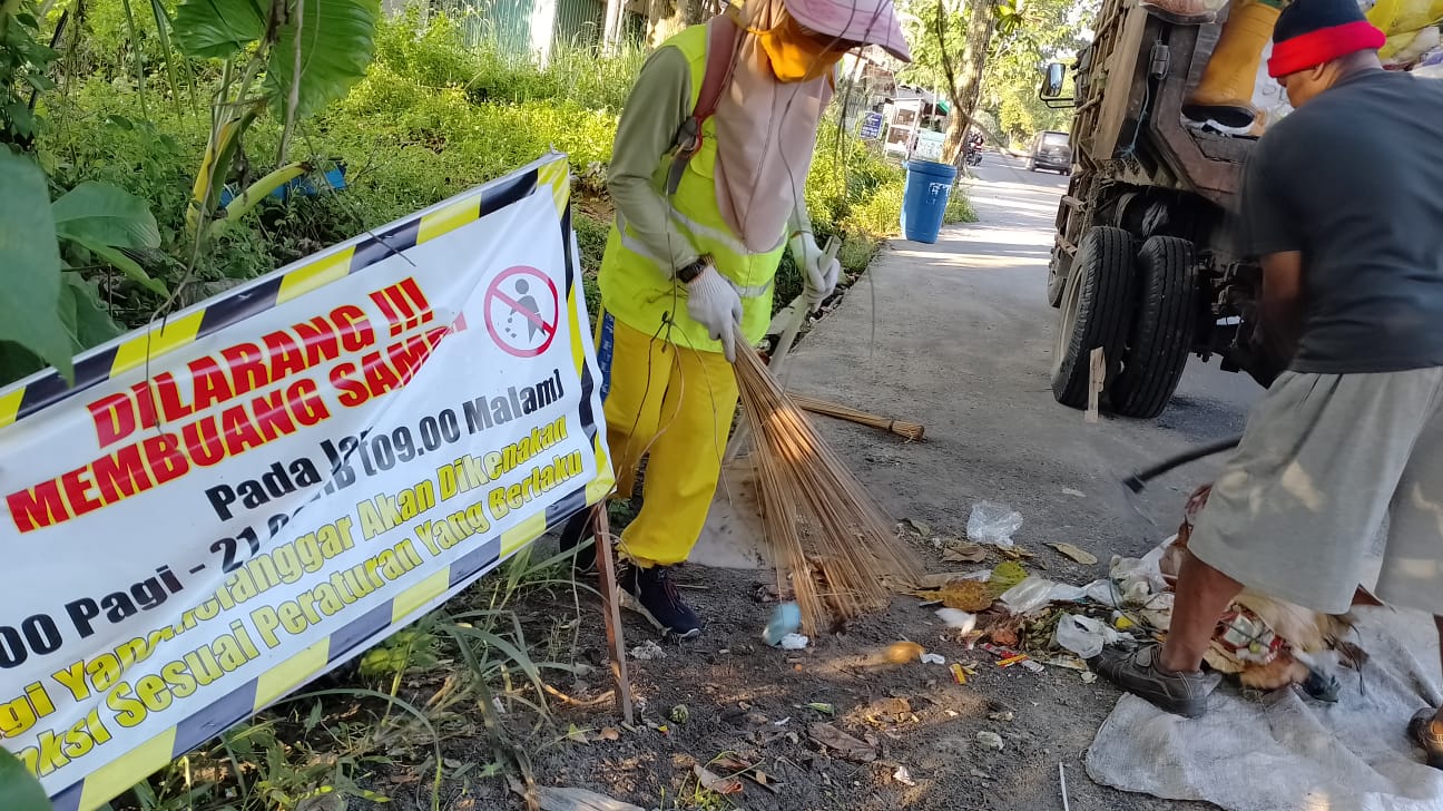 Masih Banyak Warga Buang Sampah Sembarangan di Jalan Bhayangkara Meski Ada Larangan, Petugas Kebersihan Merasa Heran