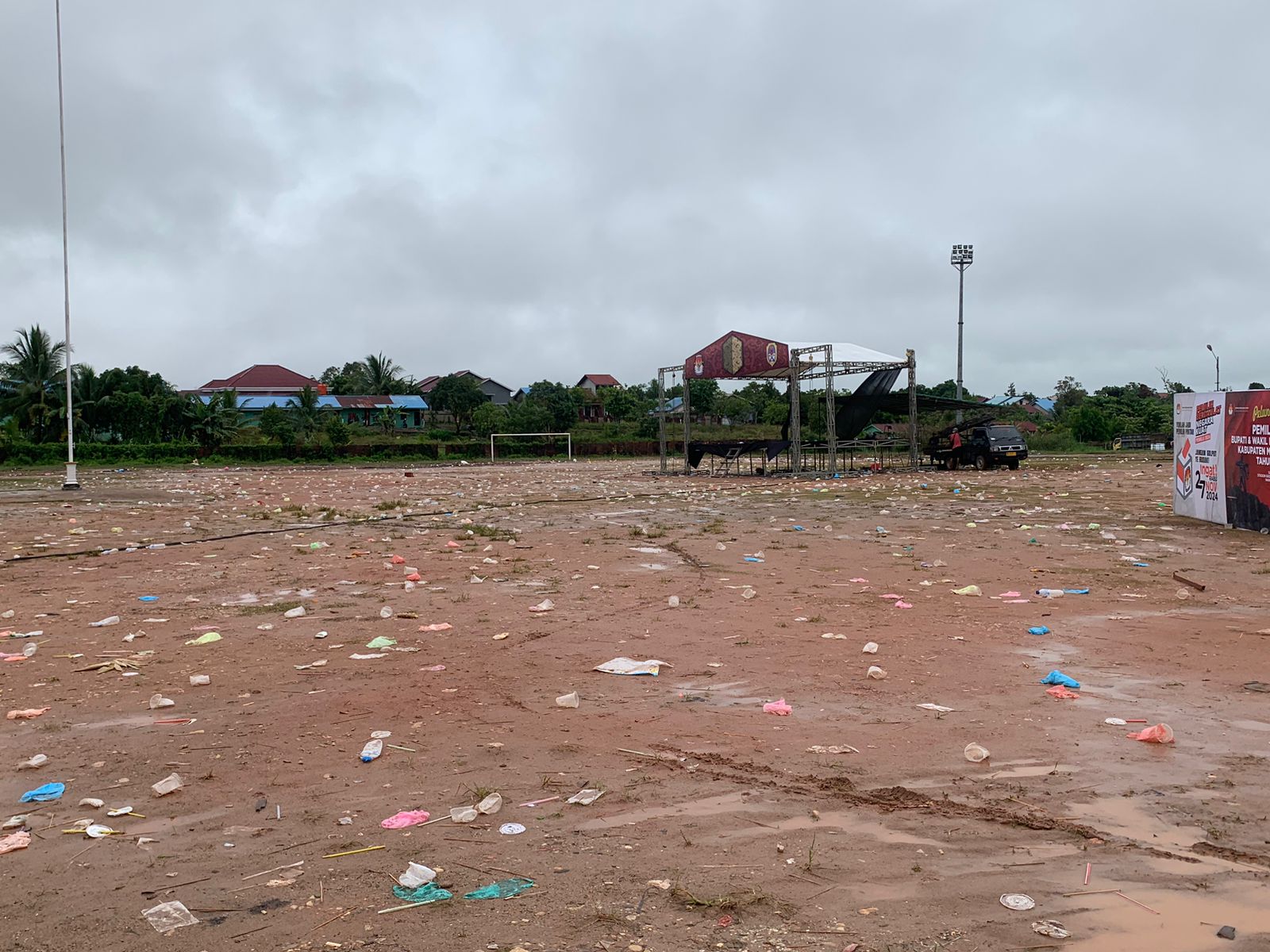 Acara KPU Melawi Tinggalkan Hamparan Sampah