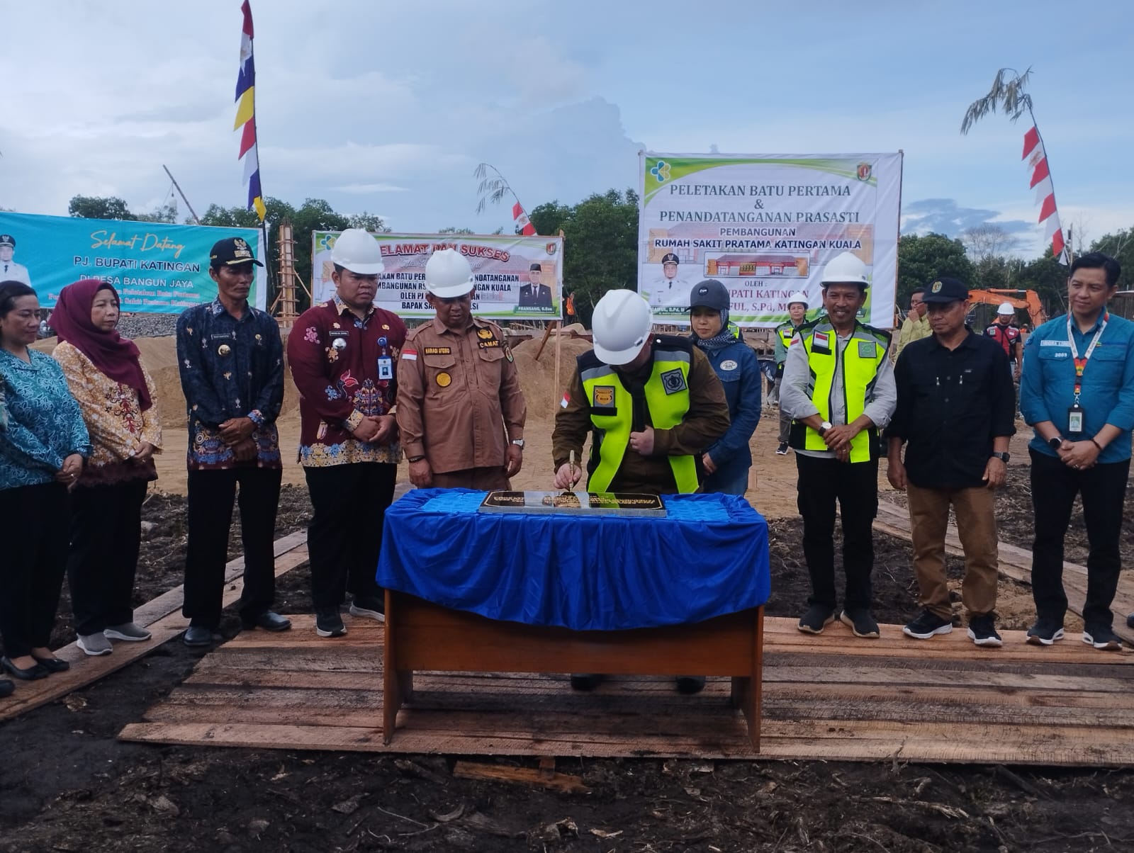Letak Batu Pertama, Pj Bupati Katingan Dorong Secepatnya Pembangunan Rumah Sakit Pratama di Desa Bangun Jaya
