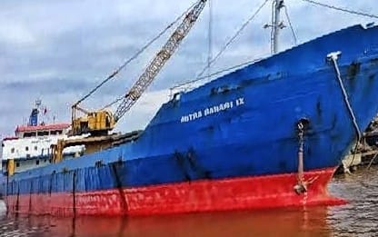 Darurat Maritim: Kapal Pupuk Bocor di Tanjung Puting, 16 ABK Diselamatkan