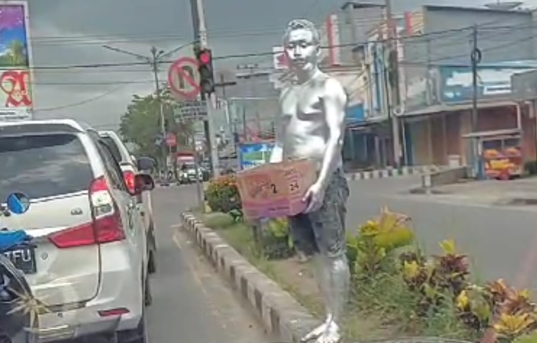 Manusia Silver Rela Berdiri di Perempatan Lampu Merah Demi Sesuap Nasi, Warga Terkejut dan Terhibur