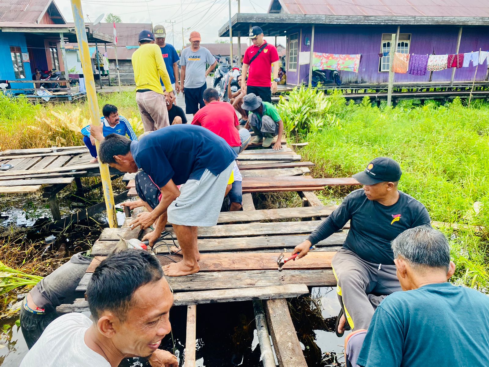 Warga Gotong Royong Benahi Jalan Raja Seberang yang Ambruk, Lurah Apresiasi Keterlibatan Aktif Masyarakat
