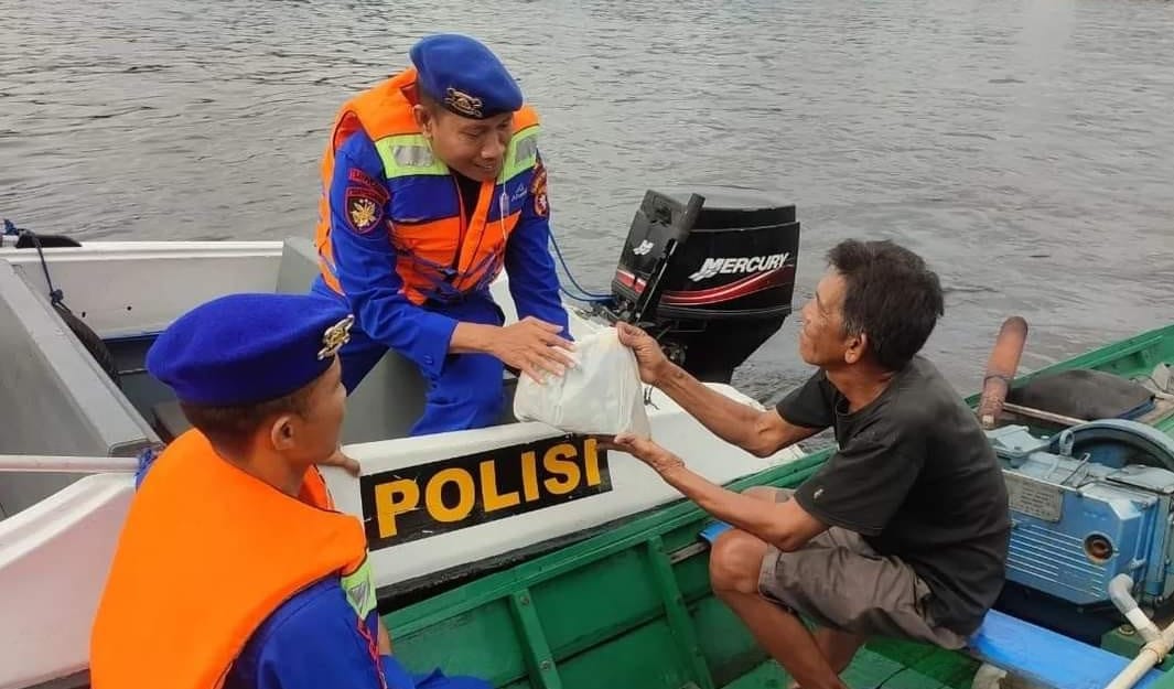 Satpolairud Polres Kobar Santuni Keluarga Pra Sejahtera di Bantaran Sungai Arut