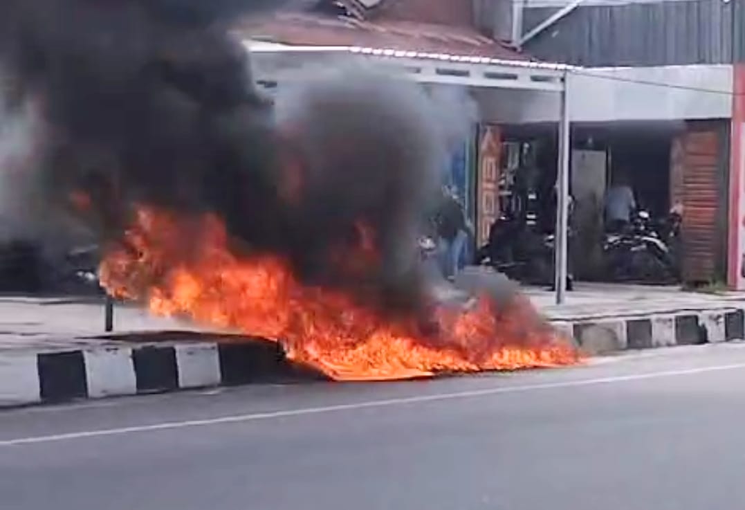 Sebuah Motor Terbakar di Depan Kodim 1014 Pangkalan Bun