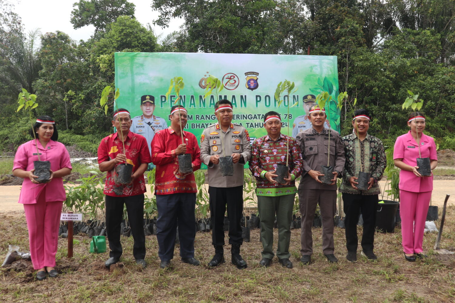 Peringati Hari Bhayangkara ke-78, Pj Bupati Kaspinor dan Kapolres Sukamara Gelar Penamaan Pohon