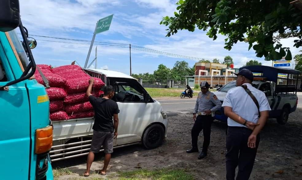 Petugas Dishub Kobar Temukan Pelanggaran Bongkar Muat Barang di Pinggir Jalan