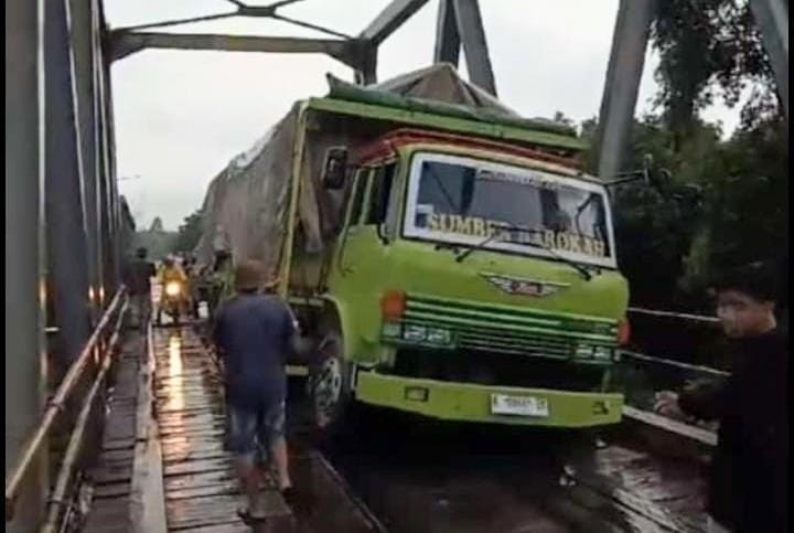 Jembatan di Kelurahan Pangkut Jebol, Warga Khawatir Keselamatan