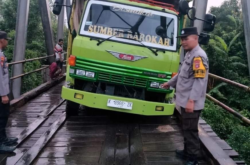 Jembatan Sungai Arut Jebol Gara-gara Truk Fuso, Polisi Ungkap Kronologinya!