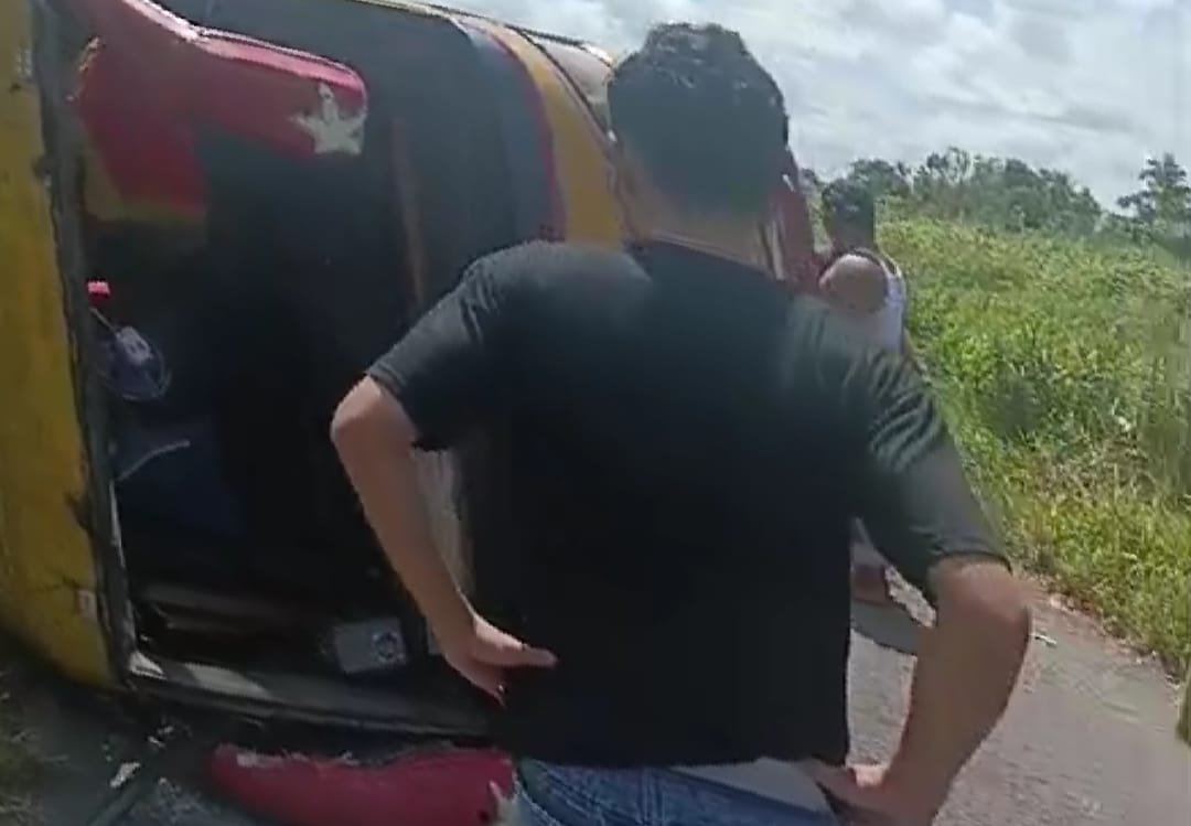 Bus Sekolah Terguling di Kotawaringin Barat, Ban Pecah Diduga Penyebab