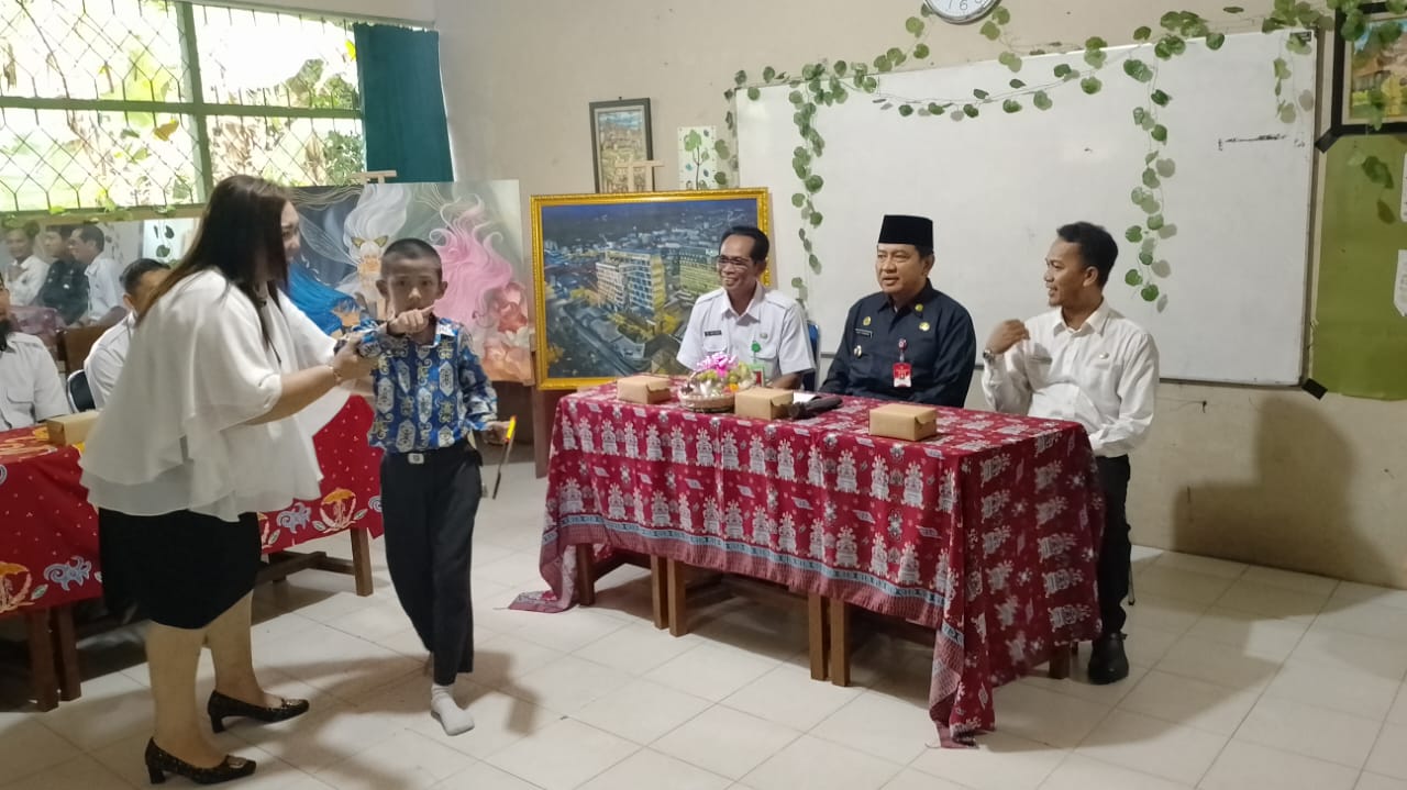 Para Siswa SLB Tampilkan Bakat Dihadapan Pj Bupati Kobar