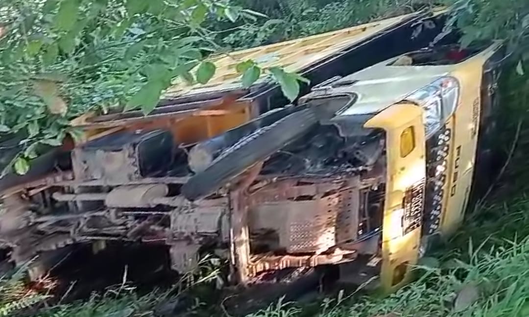 Dump Truck Gagal Menanjak, Masuk Parit di Jalan A Yani
