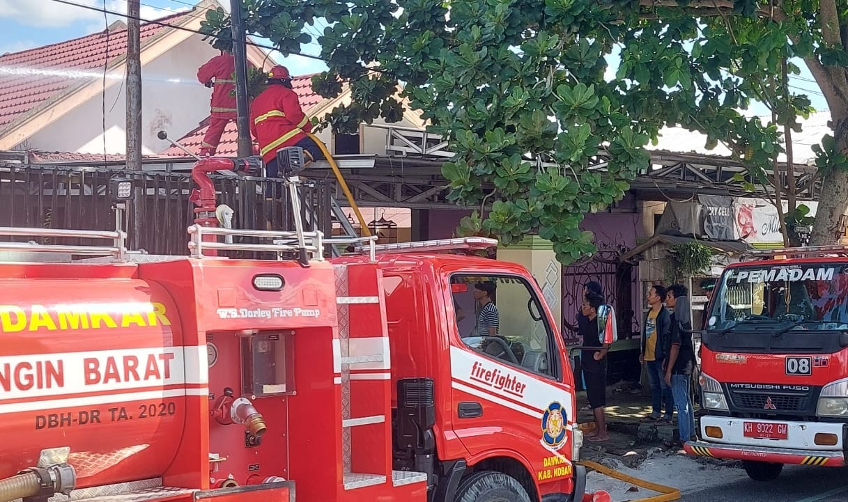 Respon Cepat Damkar Kobar Kendalikan Kebakaran Rumah di Sidorejo