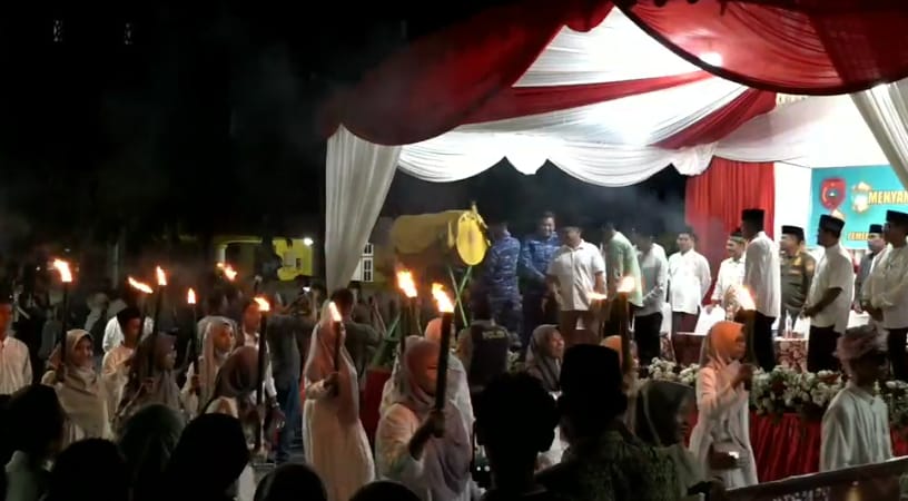 Ribuan Warga Pangkalan Bun Rayakan Idul Adha dalam Pawai Obor dan Takbir Keliling