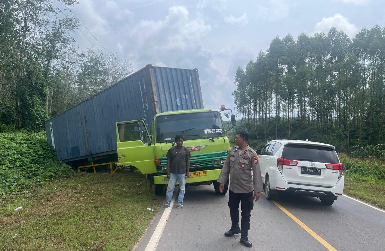 Truk Trailer Terperosok di Tanjakan Semanggang, Mesin Mati Mendadak di Jalur Pangkalan Bun-Seruyan