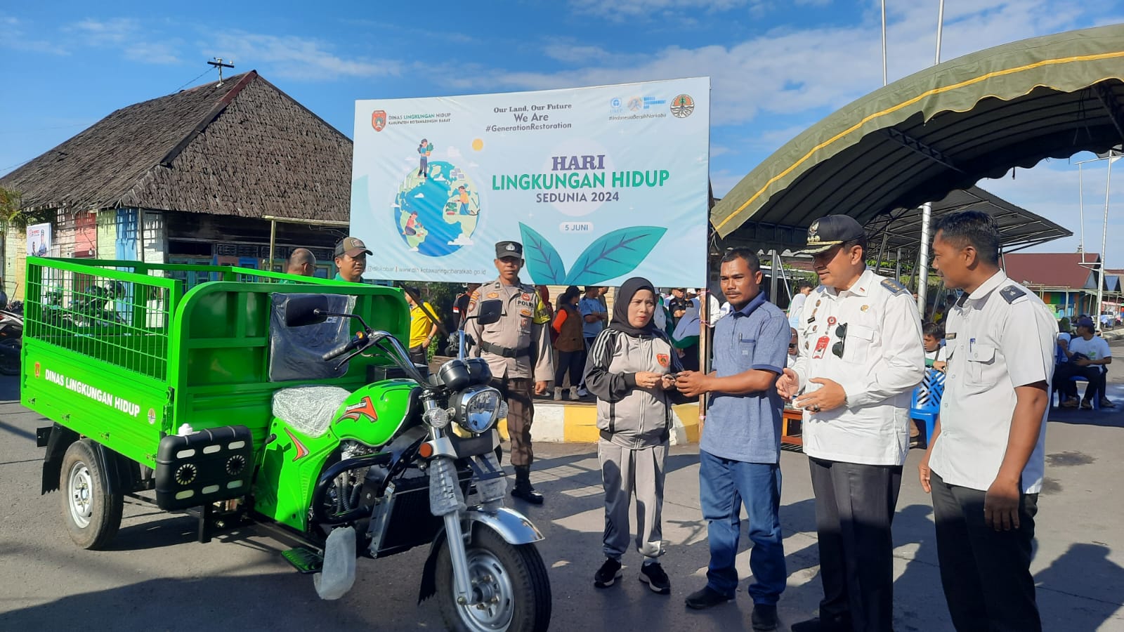 DPRD Kobar Berikan Kendaraan Roda Tiga kepada Kelompok Tunas Muda Mandiri