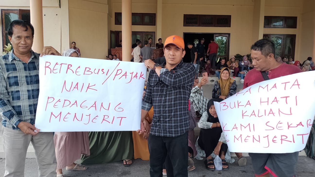 Ratusan Pedagang Demo di Kantor DPRD Kobar, Tuntut Penundaan Kenaikan Retribusi Pasar dan Pajak
