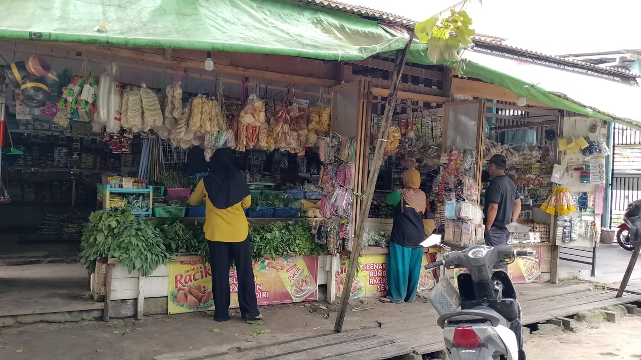 Meningkat Minat Warga Pangkalan Bun Berbelanja di Pinggiran Jalan
