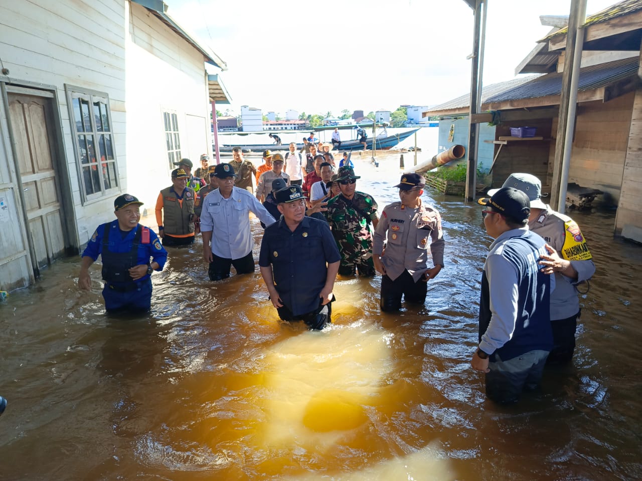 Pj Bupati Katingan Turun Temui Warga Terdampak Banjir dan Langsung Bagikan Bantuan