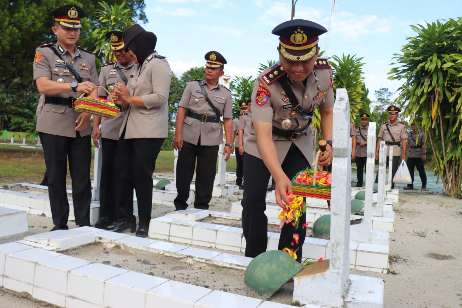 Kapolres Kobar Pimpin Upacara dan Tabur Bunga di TMP Indra Pura Pangkalan Bun