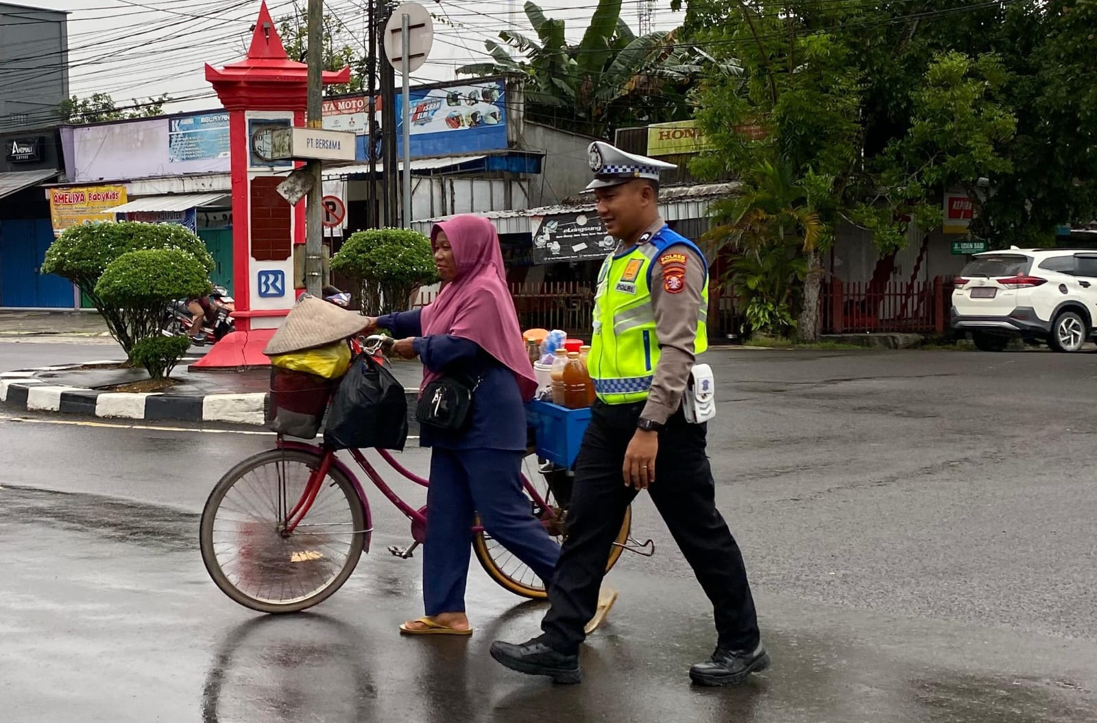 Polisi Bantu Ibu Penjual Jamu Menyeberang, Bukti Nyata Pelayanan Prima