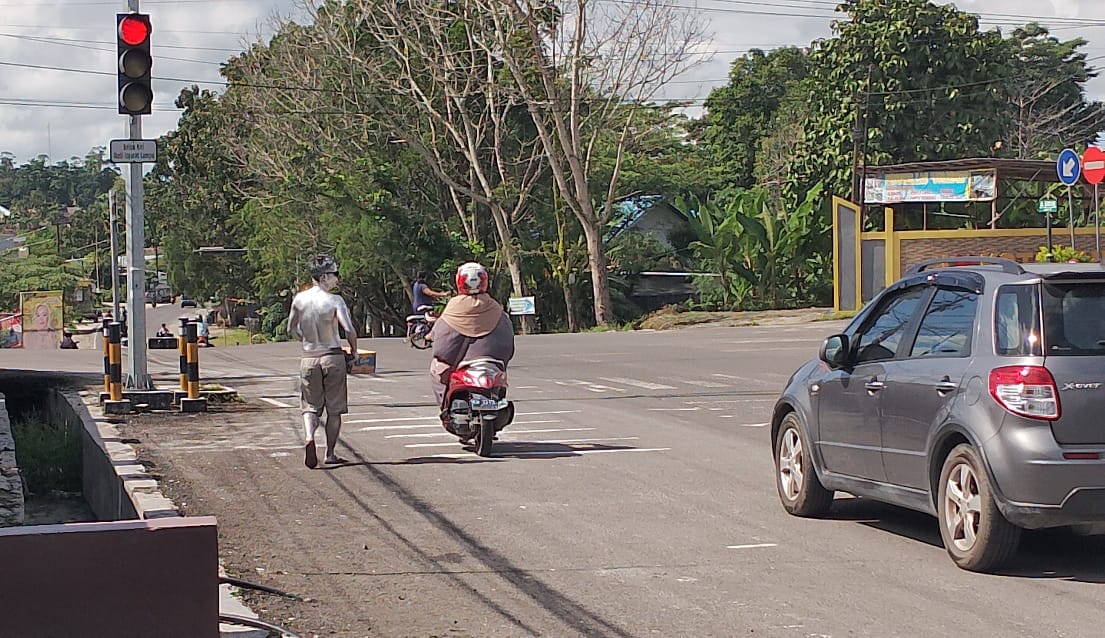 Marak di Lampu Merah Pangkalan Bun, Satpol PP: Ini Manusia Silver yang Baru