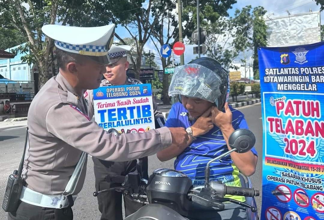 Satlantas Polres Kobar Bagikan Helm SNI Gratis untuk Pengguna Jalan Raya