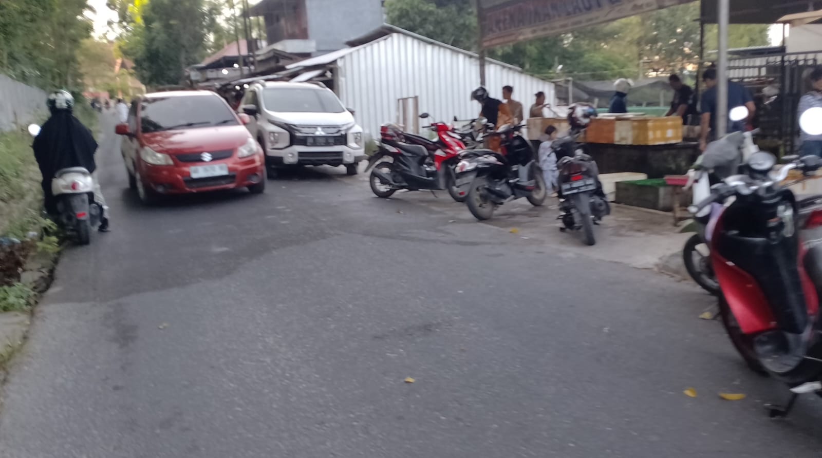 Pasar Tepi Jalan Lebih Diminati, Parkir Sembarangan Jadi Keluhan Pengendara