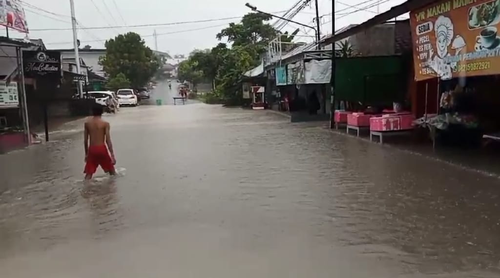 Dilanda Hujan Lebat, Kelurahan Madurejo dan Sidorejo Terendam Banjir