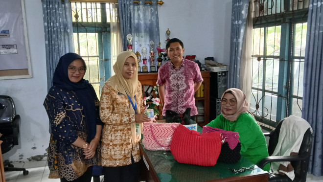 Disperindagkop UKM Kobar Serahkan Kemasan dan Logo Baru, Pelaku IKM Kumai dan Arsel Sambut Antusias