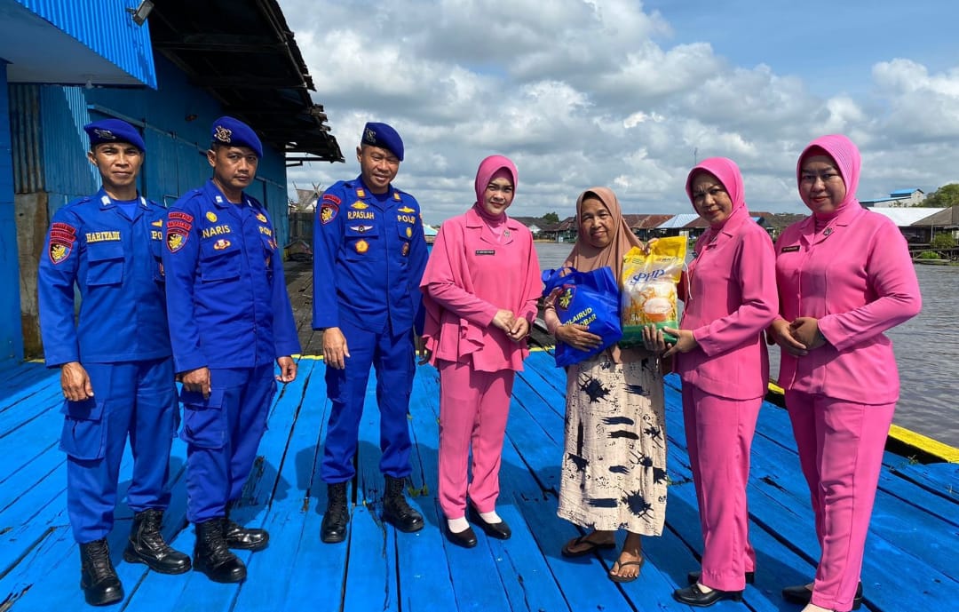 Satpolairud Polres Kobar Bagikan Sembako, Wujud Kepedulian dan Sinergi dengan Masyarakat