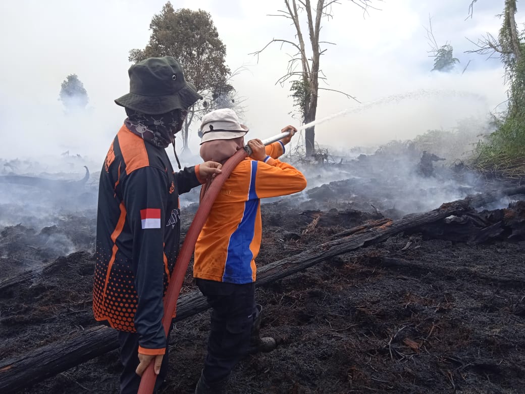 Pemandangan Tak Biasa di Karhutla: Putri TRC BPBD Kobar Berjibaku Padamkan Api