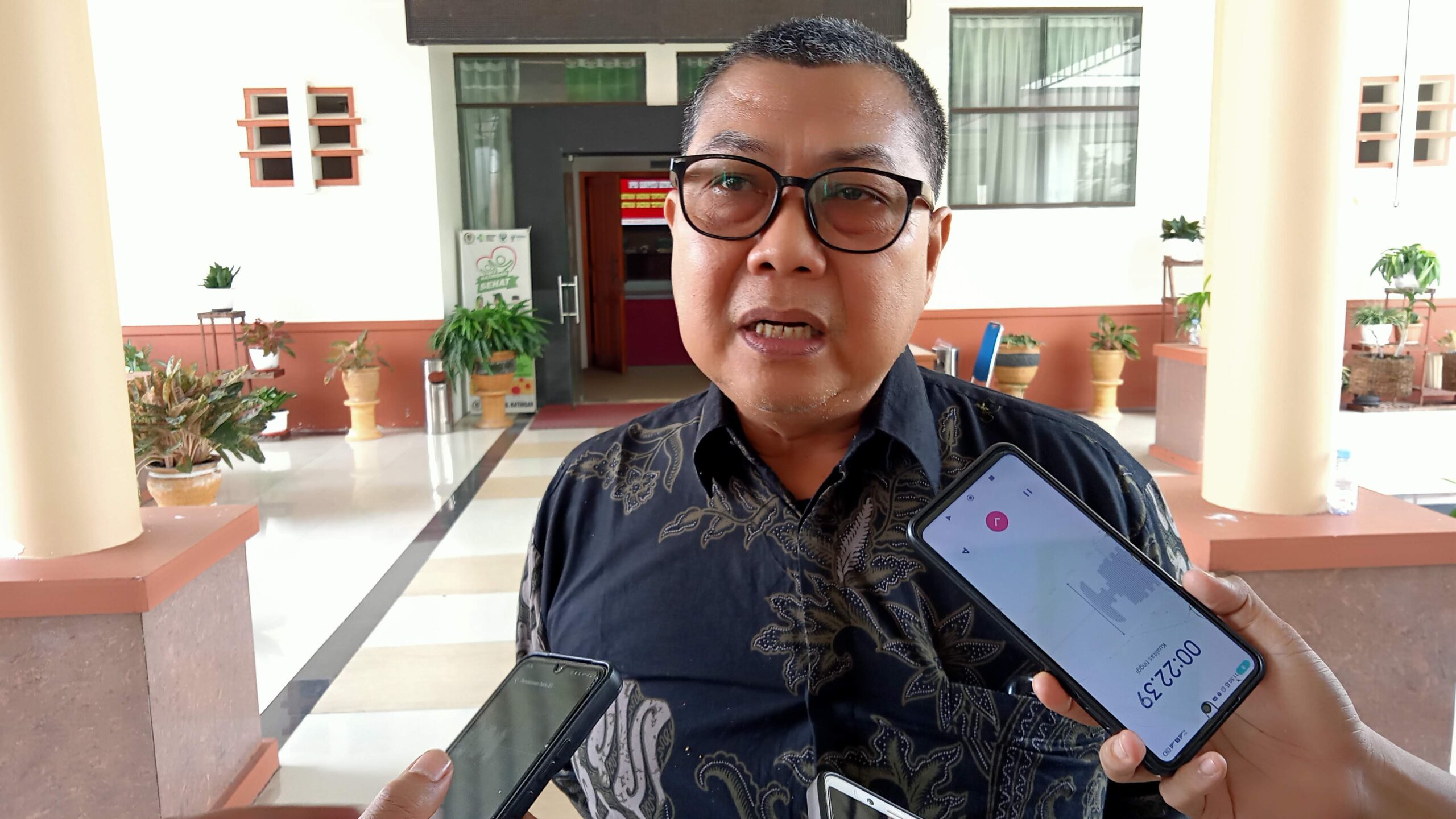 Dewan Dorong DLH Katingan Lengkapi APD Petugas Kebersihan