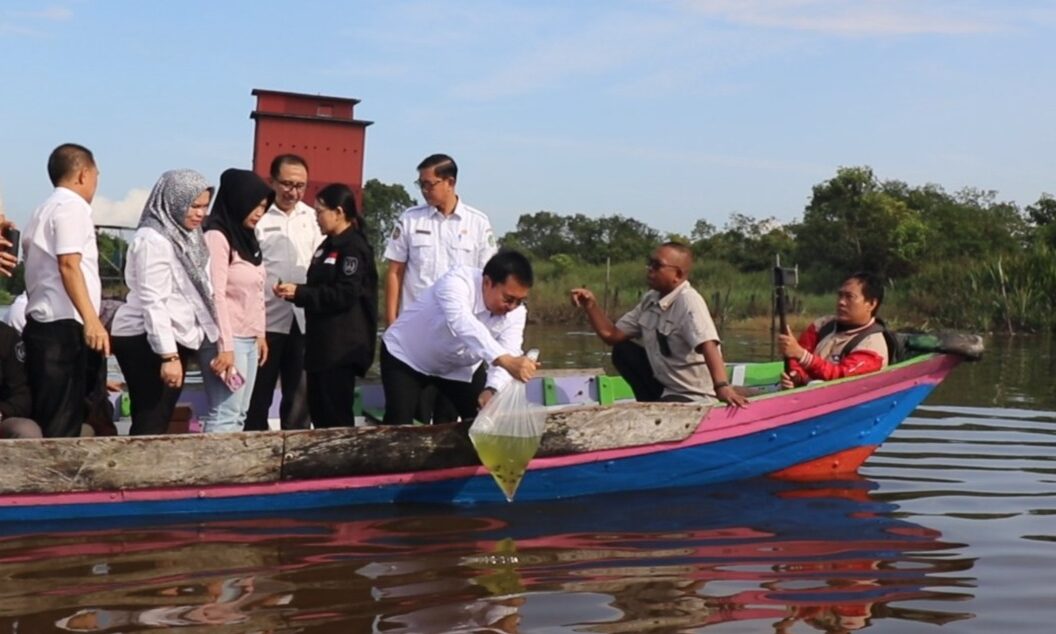 Pj Bupati Kaspinor Lepas Puluhan Ribu Bibit Ikan Lokal di Sungai Jelai