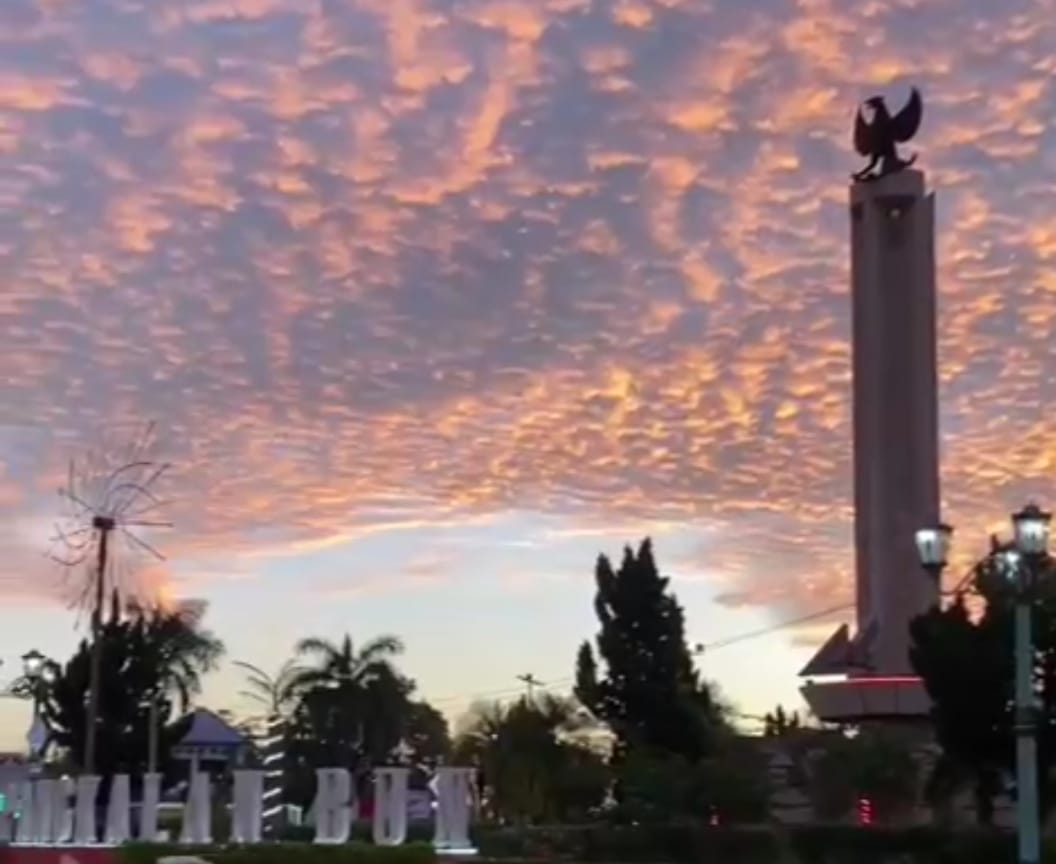 Langit Senja Pangkalan Bun Memukau, Warga Ramai Abadikan Momen untuk Media Sosial