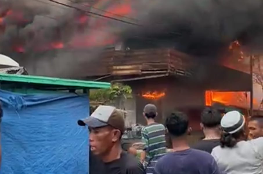 Kebakaran Hebat Landa Rumah di Kumai, Tiga Bangunan Ludes Dilalap Api